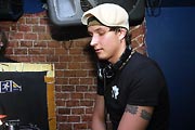 Празднование двухлетия R&B вечеринок в Ballantine's Bar