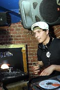 Празднование двухлетия R&B вечеринок в Ballantine's Bar